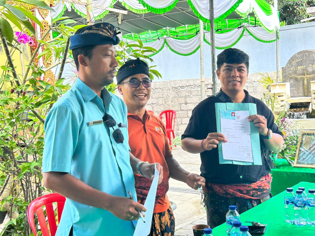 Inovasi Desa Dalung Menuju Desa Digital, Penyerahan KK Baru dan Akta Kematian di Banjar Pendem